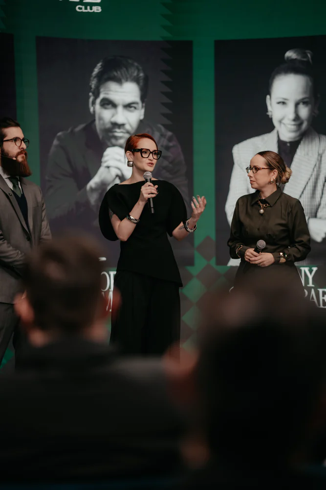 Mentores no palco, com o microfone
