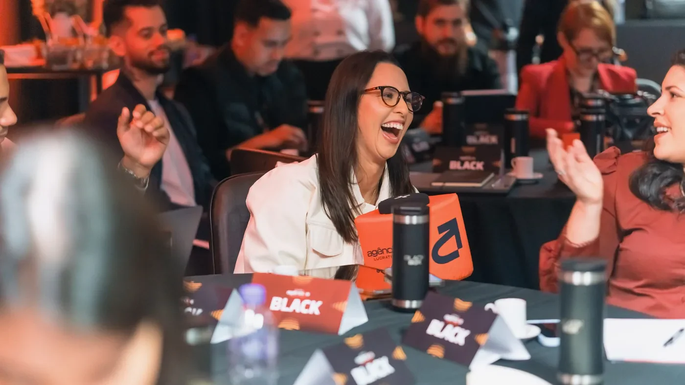 Participante rindo durante uma dinâmica