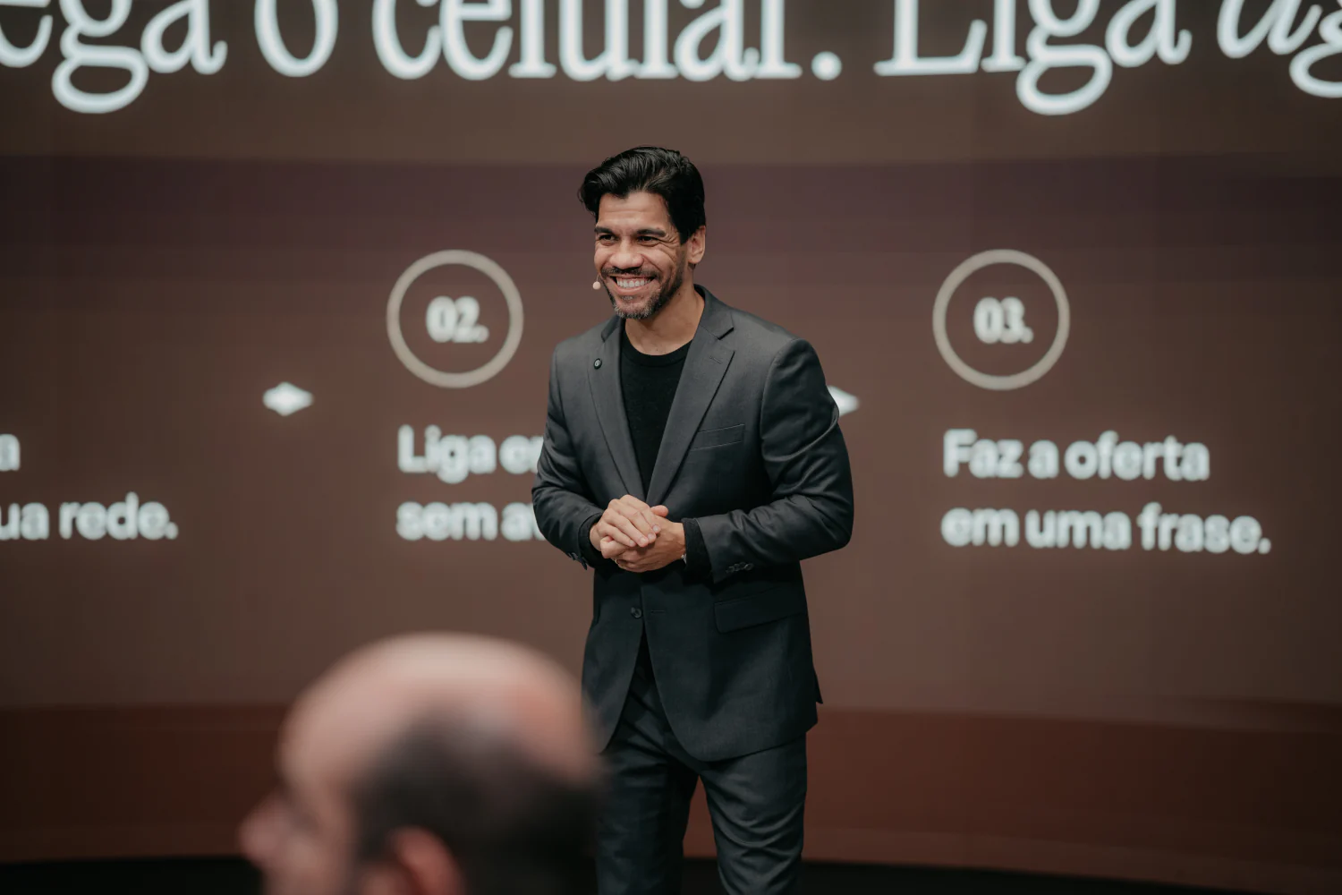 Mentor falando no palco