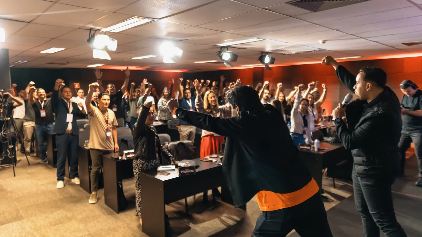 Sala cheia de braços para cima durante uma edição